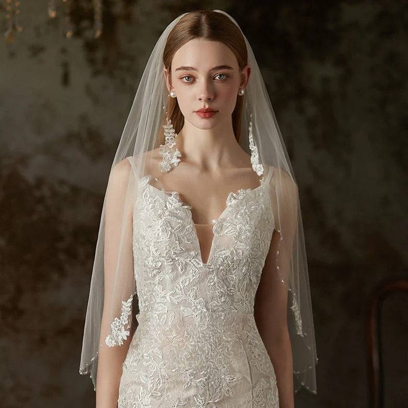 Lace flower beaded bridal veil with single-layer long tulle and hair comb detail
