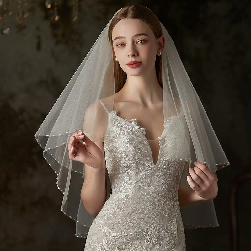 Double-layer lace trim bridal veil made of soft tulle with hair comb, elegant and lightweight wedding headpiece