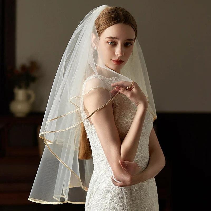 Long single-layer lace trim bridal veil made of soft tulle with hair comb, elegant and lightweight wedding headpiece