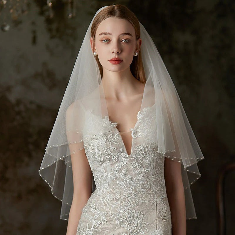 Double-layer lace trim bridal veil made of soft tulle with hair comb, elegant and lightweight wedding headpiece