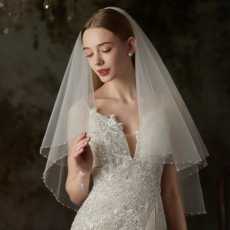Double-layer lace trim bridal veil made of soft tulle with hair comb accessory