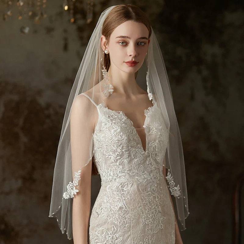 Lace flower beaded bridal veil single-layer long tulle wedding headpiece on mannequin