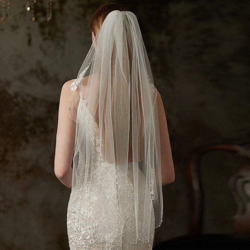 Lace flower beaded bridal veil with single-layer long tulle and hair comb accessory